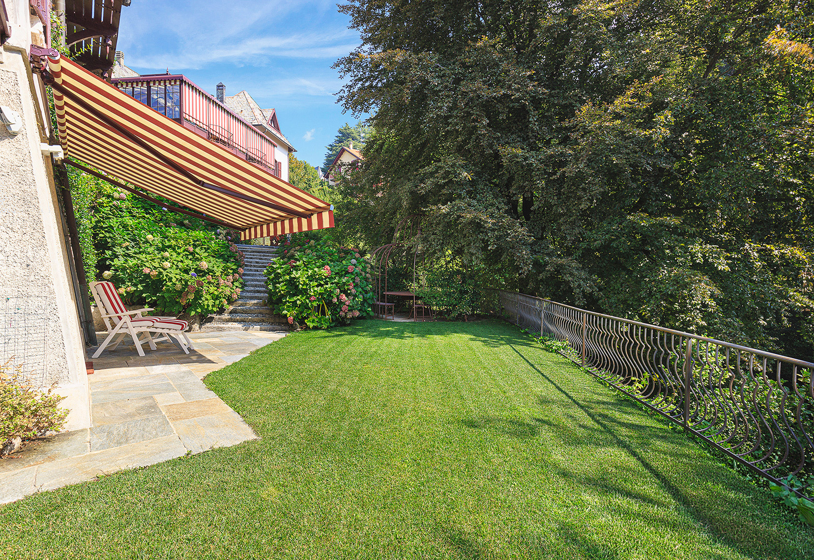 Garden and outdoor dining area at Villino Rubini