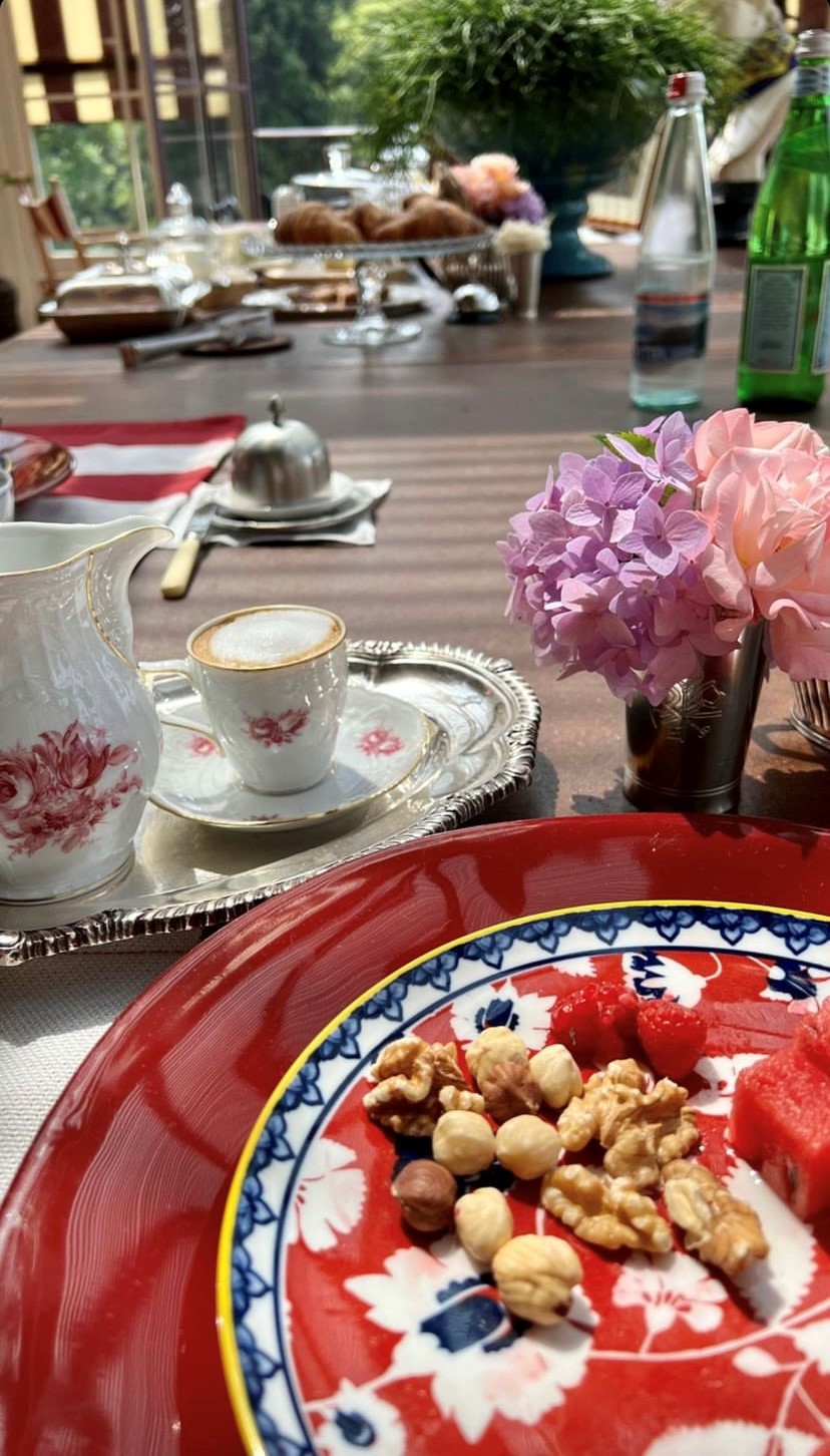Kaffee, Früchte und Gebäck