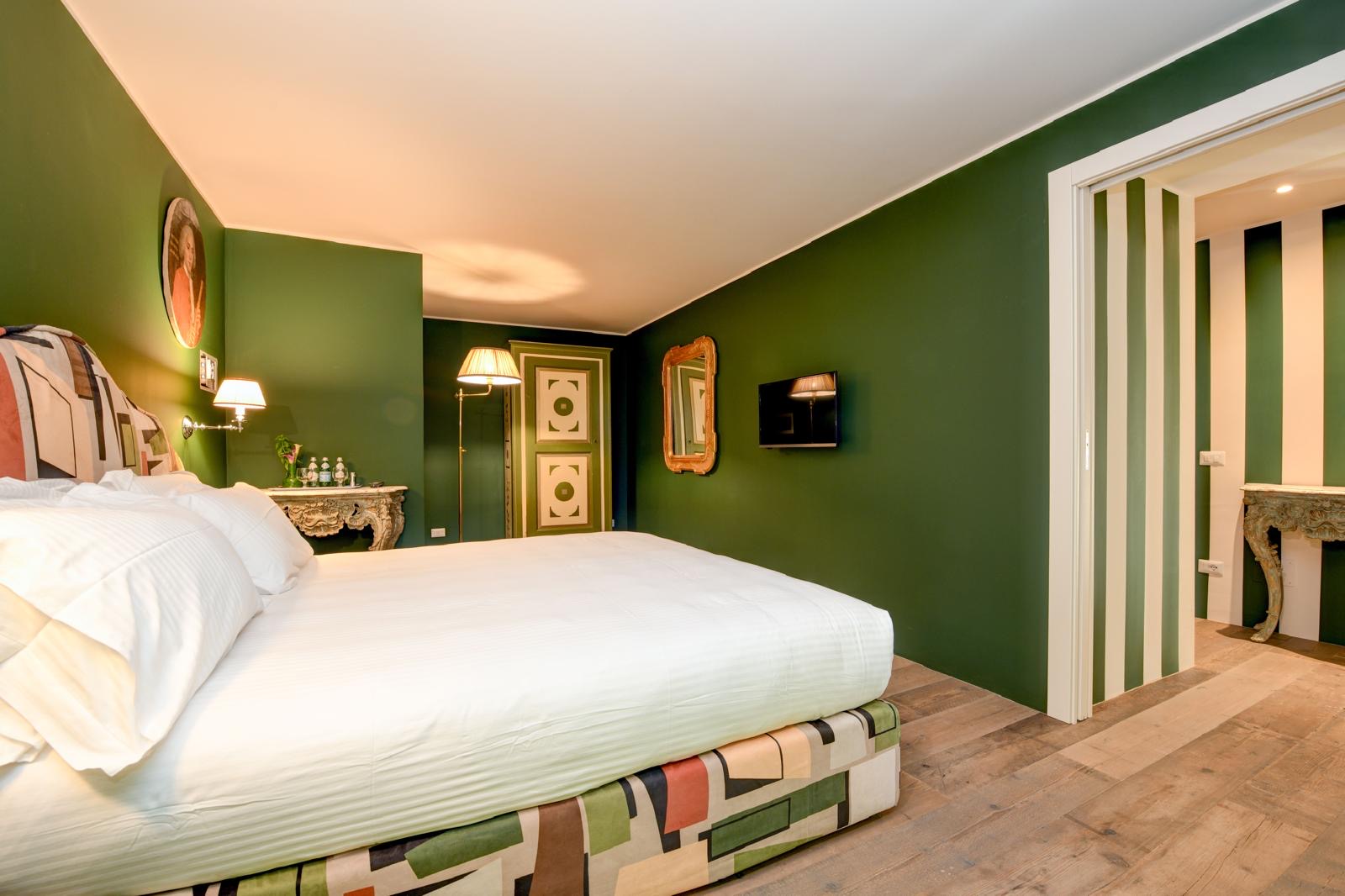 Gastenkamer met historisch meubilair in de Villa bij Villino Rubini