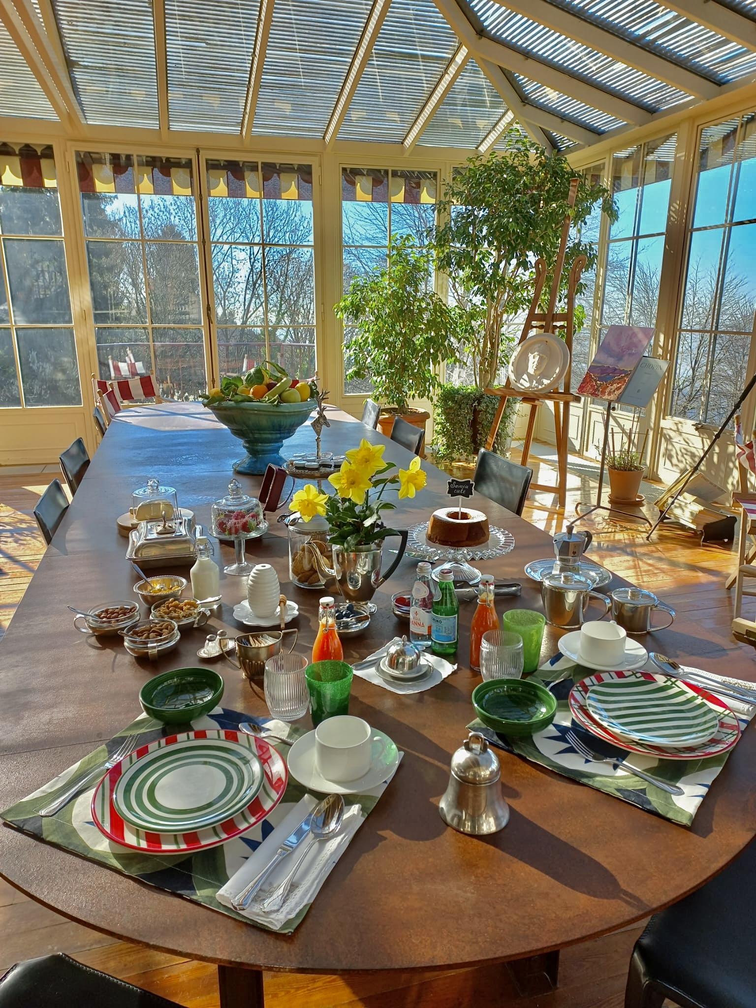 Reichhaltiges Frühstück im Wintergarten